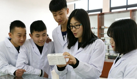 樂山市醫藥科技學校學生